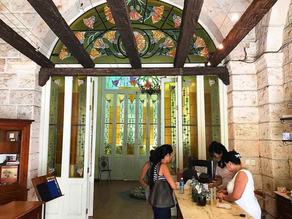 Perfume_shop_interior_havana